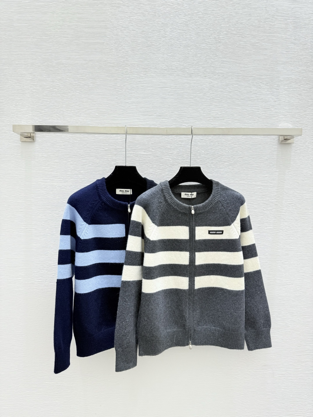 NO:577598,M family early autumn new style contrast striped round neck knitted long-sleeved cardigan color gray royal blue size 36.38.40,,alexander wang19860909M家 早秋新款 撞色条纹圆领针织长袖开衫 颜色灰色 宝蓝 尺码36.38.40,,alexander wang,Women's clothing