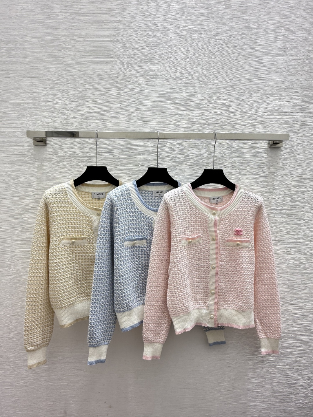 NO:577648,CH Home Early Autumn New Style Contrast Color Simple Round Neck Knitted Long-Sleeved Cardigan Color Pink Blue Khaki Size 36.38.40,,alexander wang19860909CH家 早秋新款 撞色简约圆领针织长袖开衫 颜色粉色 蓝色 卡其 尺码36.38.40,,alexander wang,Women's clothing