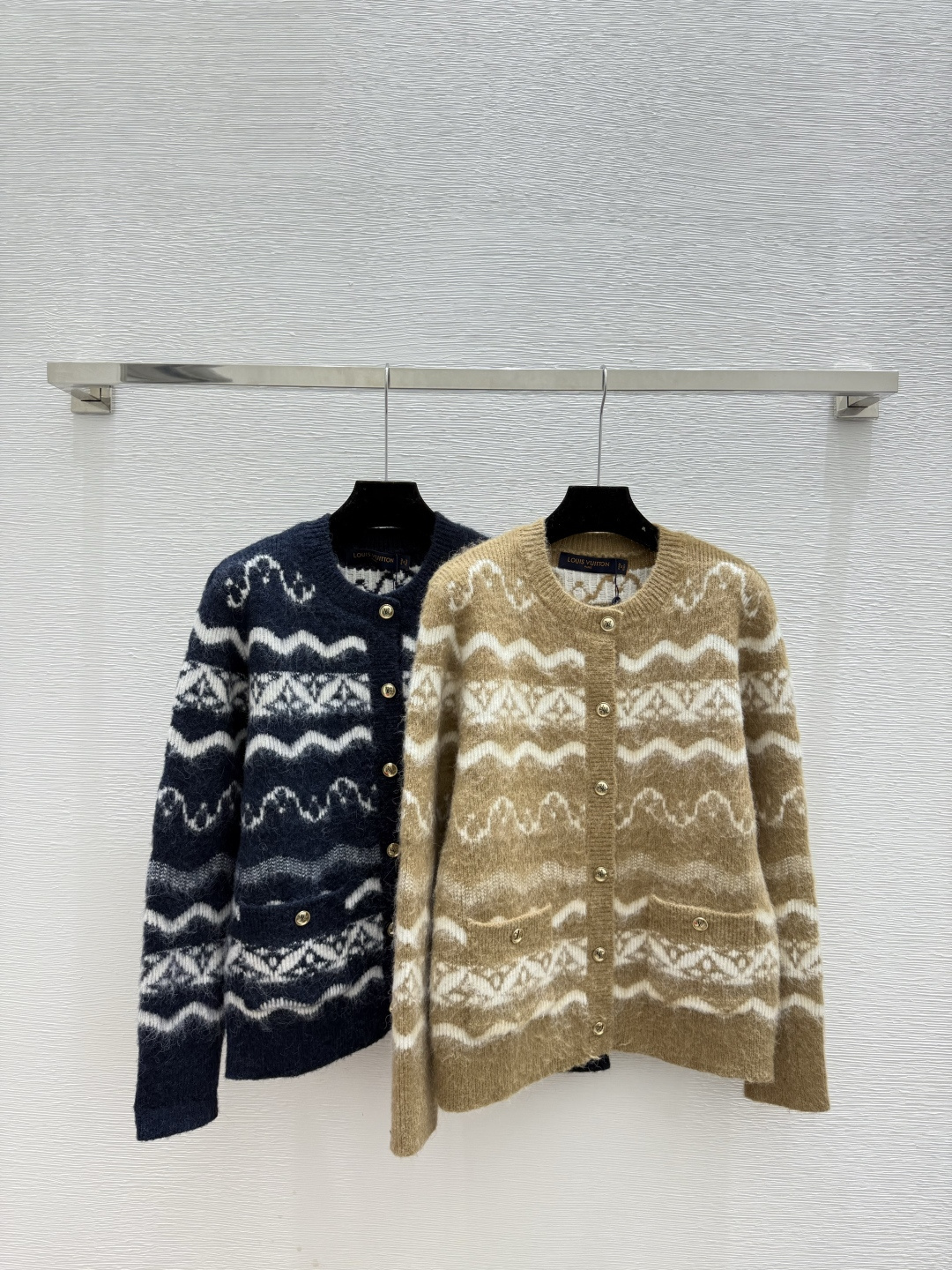 NO:577677,L family early autumn new style contrasting presbyopic letter striped round neck knitted long-sleeved cardigan color khaki sapphire blue size 36.38.40, louis vuitton, alexander wang19860909L家 早秋新款 撞色老花字母条纹圆领针织长袖开衫 颜色卡其 宝蓝 尺码36.38.40,,louis vuitton,alexander wang,Women's clothing