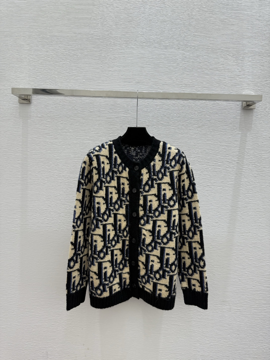 NO:577631,D family early autumn new style contrasting color presbyopic letter round neck knitted long-sleeved cardigan color black size 36.38.40, dior, alexander wang19860909D家 早秋新款 撞色老花字母圆领针织长袖开衫 颜色黑色 尺码36.38.40,,dior,alexander wang,Women's clothing