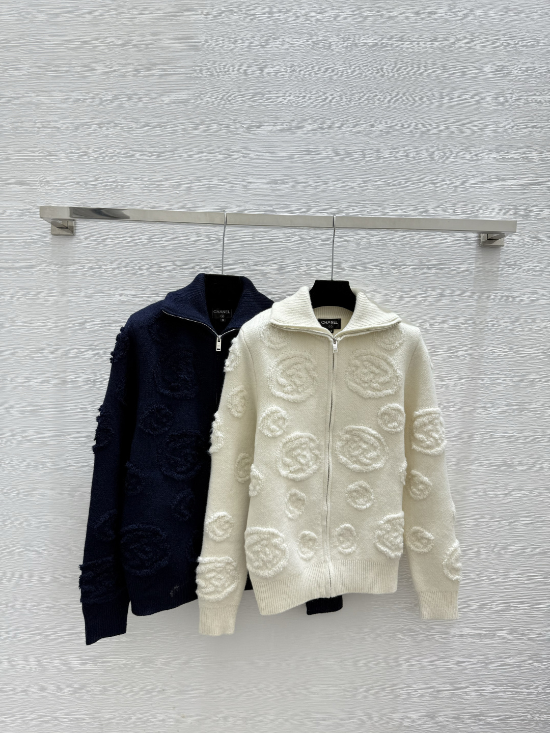 NO:577882,CH Home Early Autumn New Camellia Jacquard Lapel Knitted Long-Sleeved Cardigan Color White Royal Blue Size 36.38.40,,alexander wang19860909CH家 早秋新款 山茶花提花翻领针织长袖开衫 颜色白色 宝蓝 尺码36.38.40,,alexander wang,Women's clothing