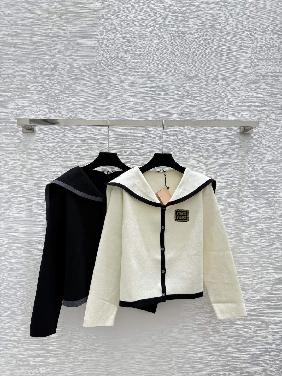 NO:577886,M family early autumn new style contrast navy collar knitted long-sleeved cardigan color white black size 36.38.40,,alexander wang19860909M家 早秋新款 撞色海军领针织长袖开衫 颜色白色 黑色 尺码36.38.40,,alexander wang,Women's clothing