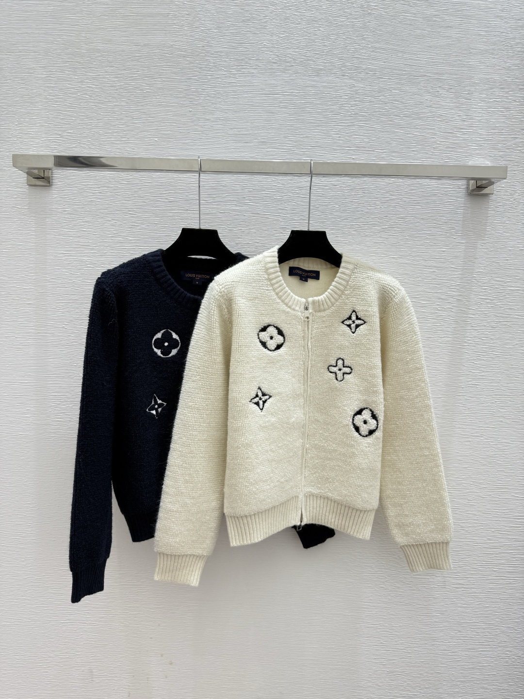 NO:579119,L family early autumn new style contrasting letter embroidered round neck knitted long-sleeved cardigan color white royal blue size 36.38.40, louis vuitton, alexander wang19860909L家 早秋新款 撞色字母刺绣圆领针织长袖开衫 颜色白色 宝蓝 尺码36.38.40,,louis vuitton,alexander wang,Women's clothing