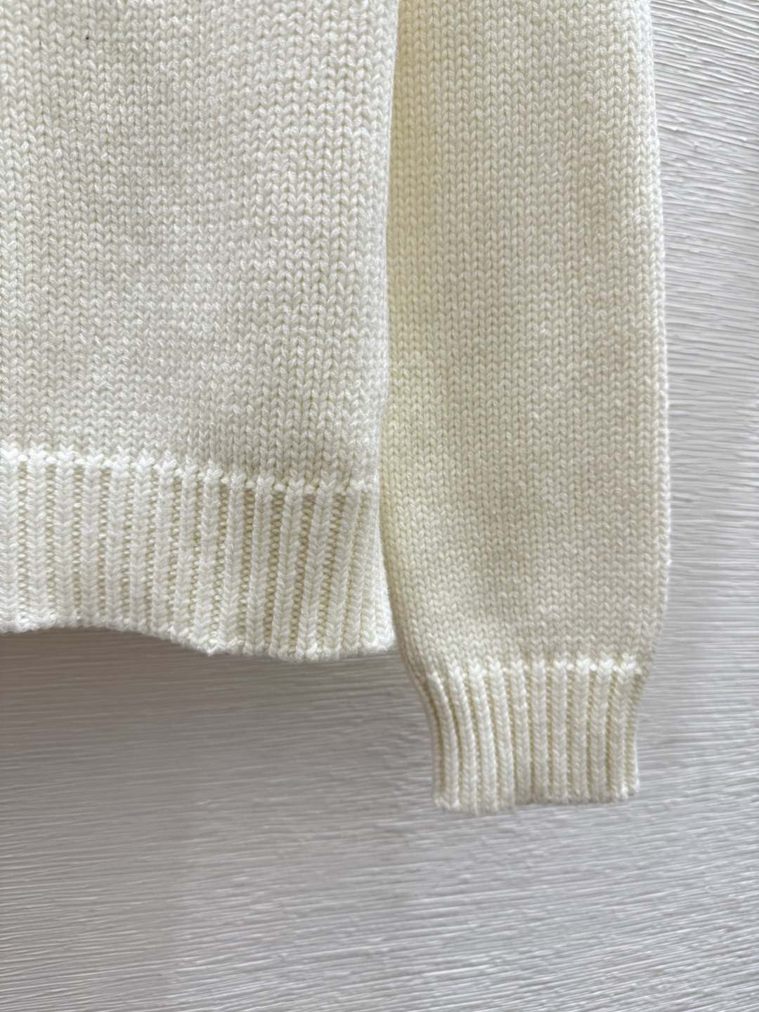 🆕CH家🆕 早秋新款 纯色简约提花圆领针织长袖颜色：白色 宝蓝尺码：36.38.40👉