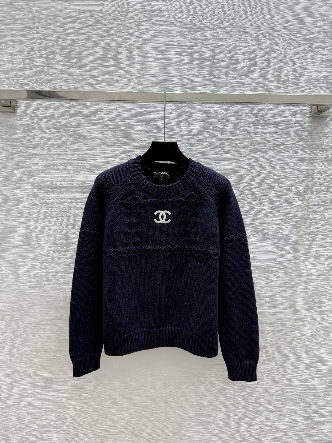 🆕CH家🆕 早秋新款 纯色简约提花圆领针织长袖颜色：白色 宝蓝尺码：36.38.40👉