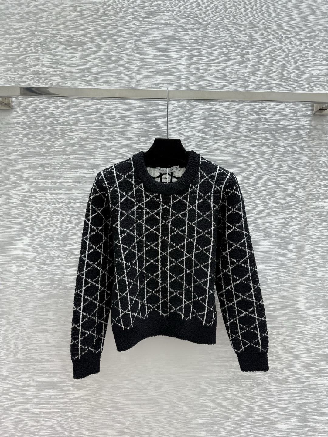 🆕D家🆕 早秋新款 撞色菱格圆领针织长袖颜色：白色 黑色尺码：36.38.40👉