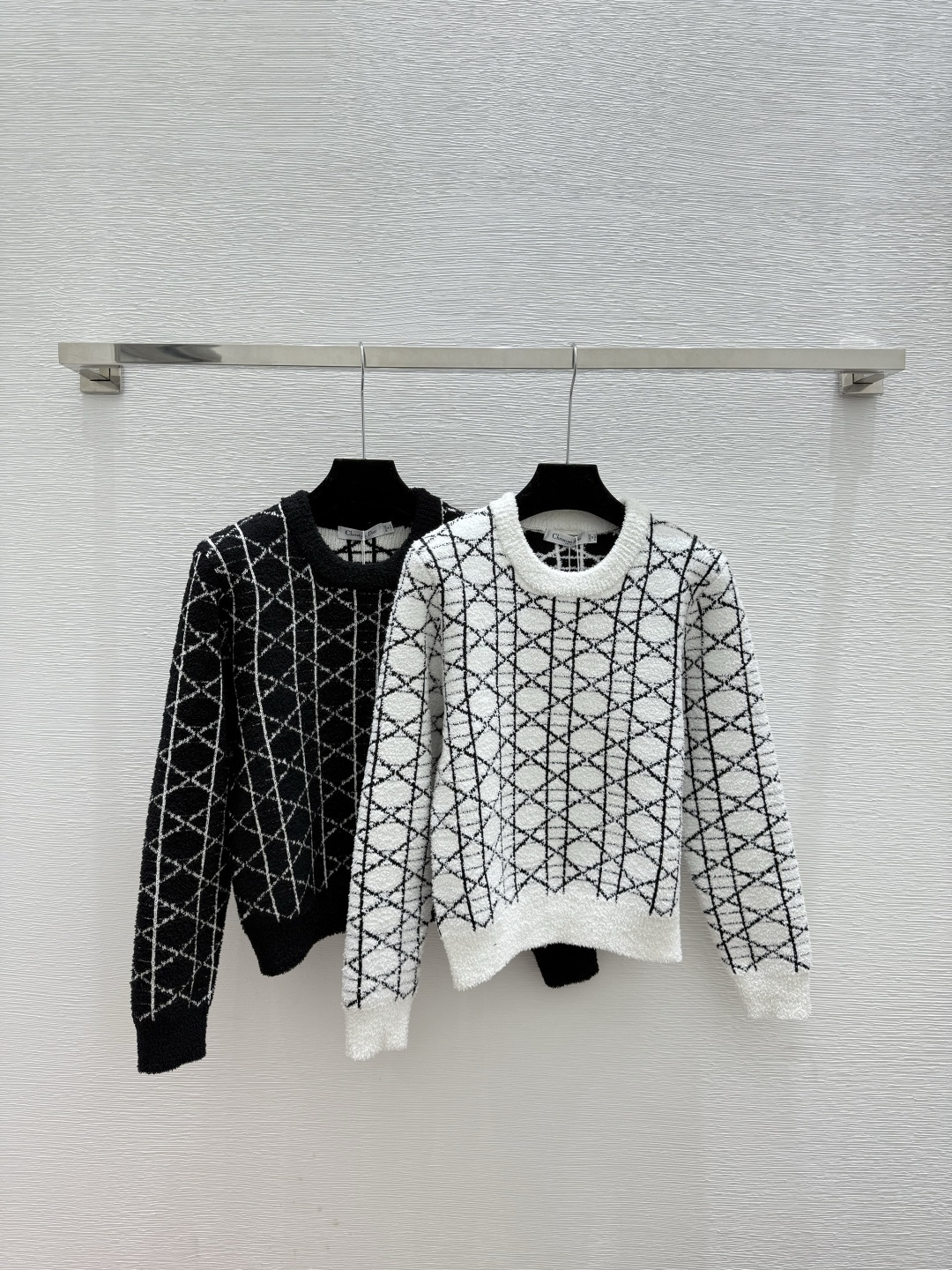 NO:579428,D family early autumn new style contrasting diamond round neck knitted long sleeves color white black size 36.38.40, dior, alexander wang19860909D家 早秋新款 撞色菱格圆领针织长袖 颜色白色 黑色 尺码36.38.40,,dior,alexander wang,Women's clothing