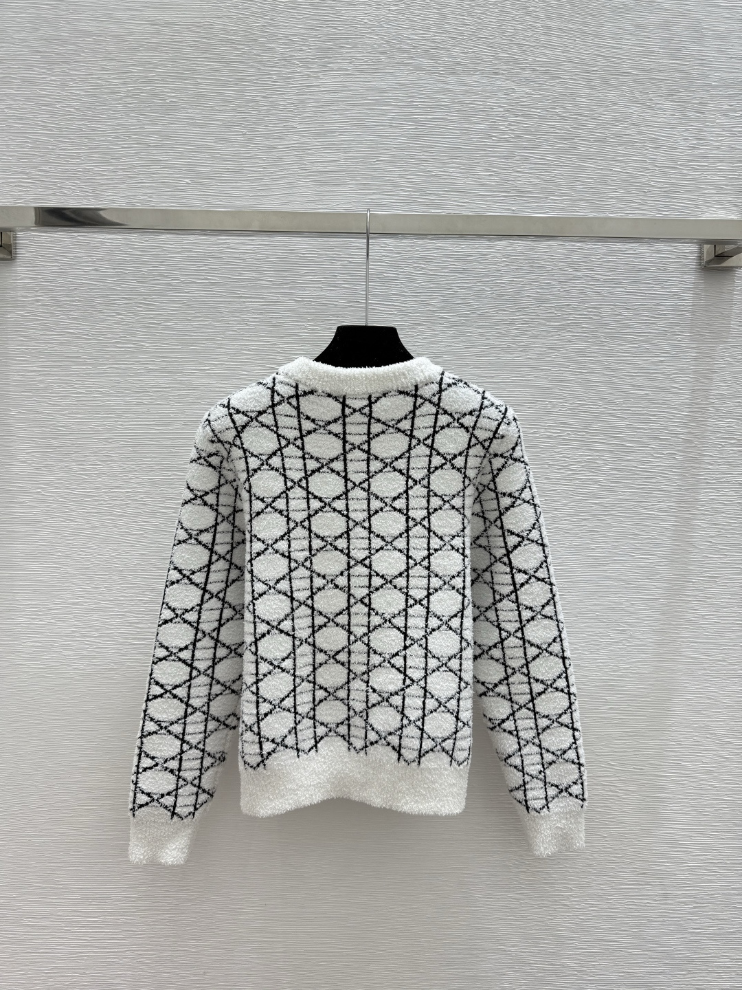 🆕D家🆕 早秋新款 撞色菱格圆领针织长袖颜色：白色 黑色尺码：36.38.40👉