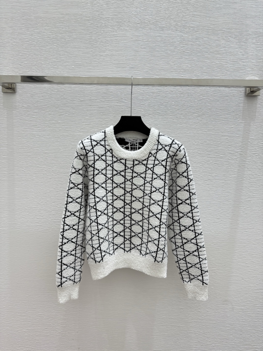 🆕D家🆕 早秋新款 撞色菱格圆领针织长袖颜色：白色 黑色尺码：36.38.40👉