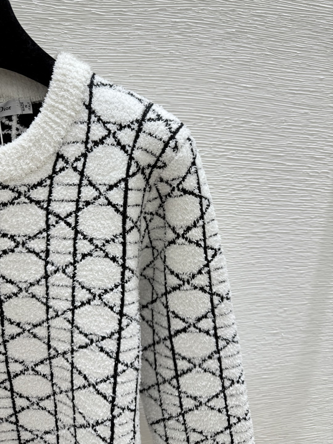 🆕D家🆕 早秋新款 撞色菱格圆领针织长袖颜色：白色 黑色尺码：36.38.40👉