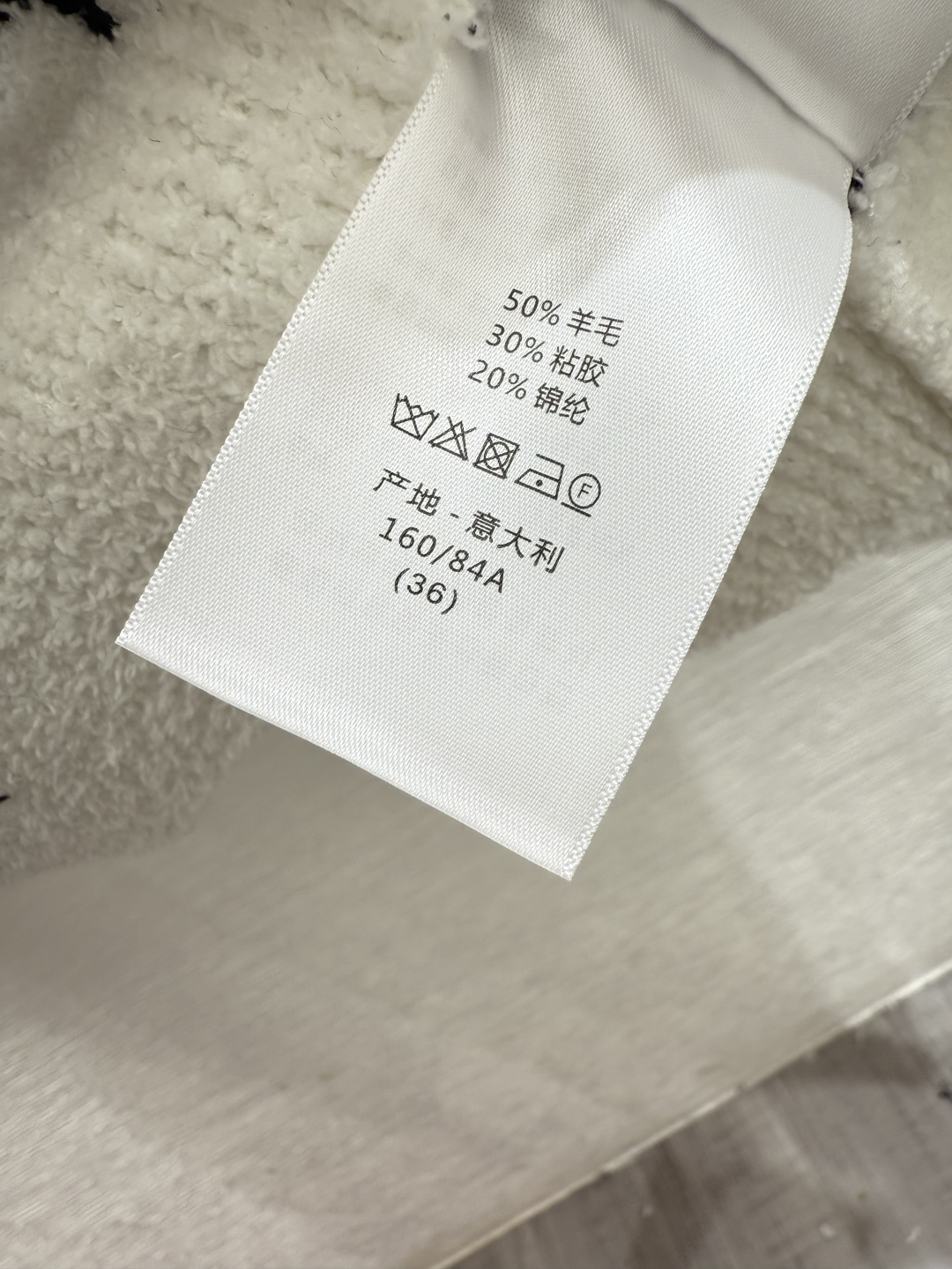 🆕D家🆕 早秋新款 撞色菱格圆领针织长袖颜色：白色 黑色尺码：36.38.40👉