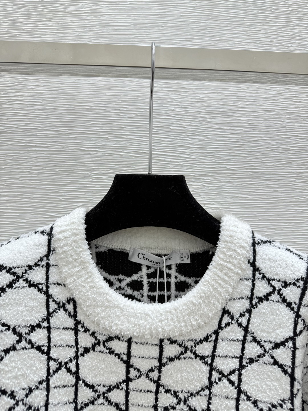 🆕D家🆕 早秋新款 撞色菱格圆领针织长袖颜色：白色 黑色尺码：36.38.40👉