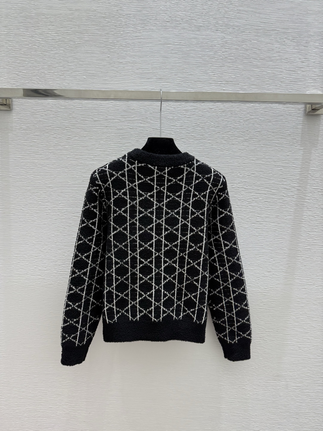 🆕D家🆕 早秋新款 撞色菱格圆领针织长袖颜色：白色 黑色尺码：36.38.40👉