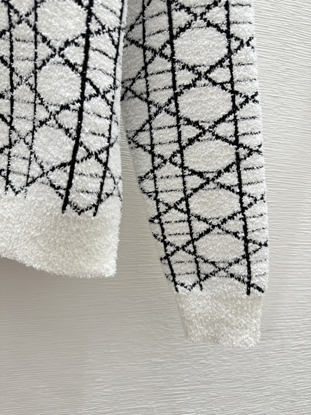 🆕D家🆕 早秋新款 撞色菱格圆领针织长袖颜色：白色 黑色尺码：36.38.40👉