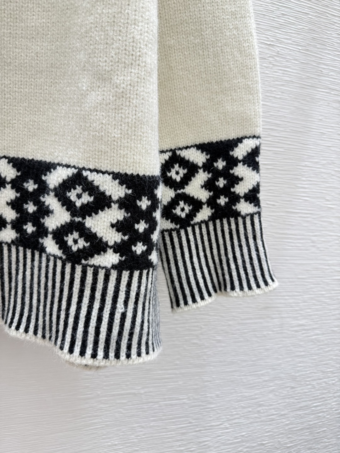 🆕CH家🆕 早秋新款 撞色字母钉珠圆领针织长袖颜色：白色 尺码：36.38.40👉