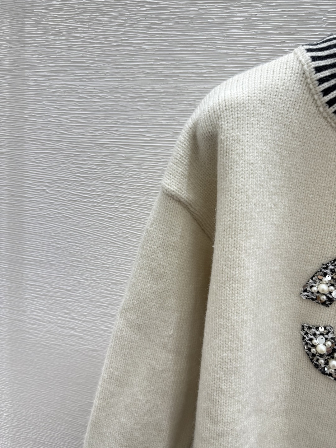 🆕CH家🆕 早秋新款 撞色字母钉珠圆领针织长袖颜色：白色 尺码：36.38.40👉