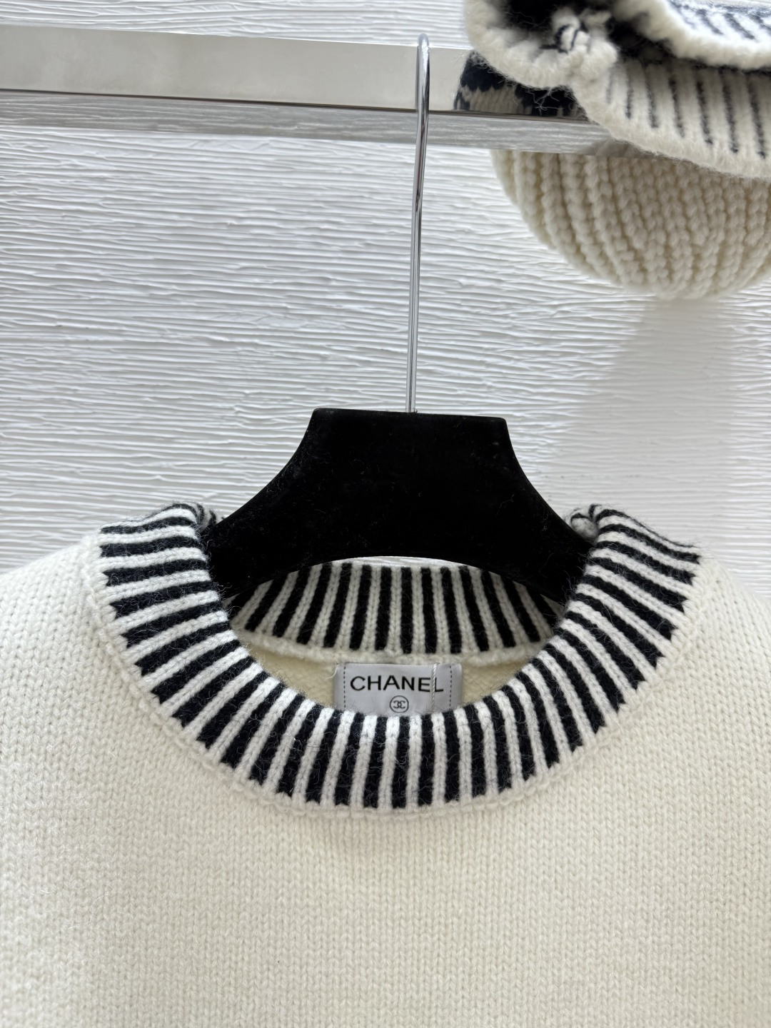 🆕CH家🆕 早秋新款 撞色字母钉珠圆领针织长袖颜色：白色 尺码：36.38.40👉