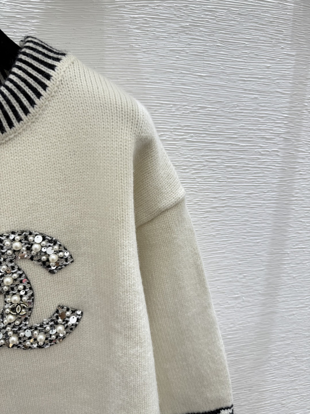 🆕CH家🆕 早秋新款 撞色字母钉珠圆领针织长袖颜色：白色 尺码：36.38.40👉