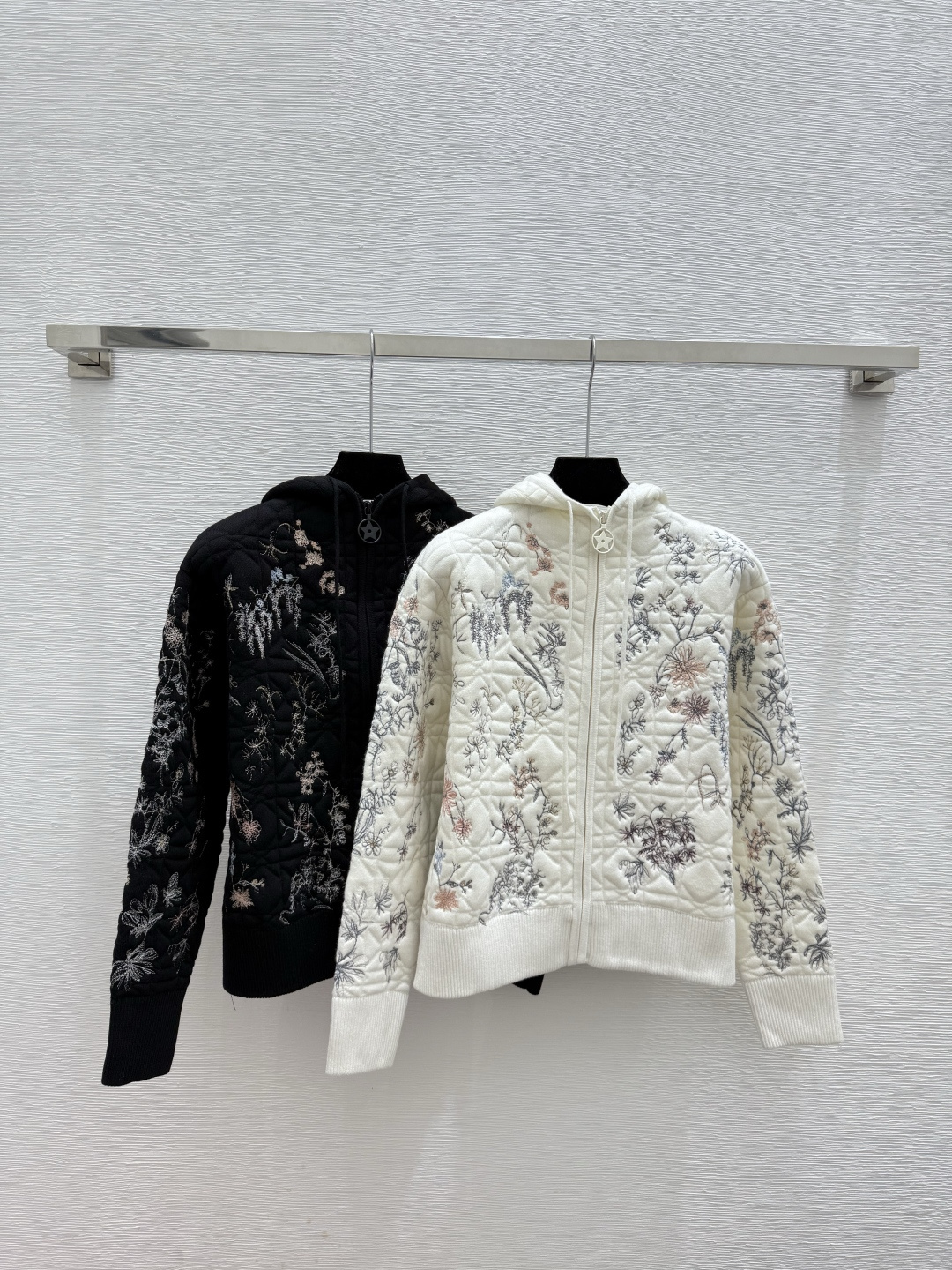 NO:579434,D Home Early Autumn New Style Hooded Floral Embroidered Knitted Long-Sleeved Cardigan Color White Black Size 36.38.40, dior, hats, alexander wang19860909D家 早秋新款 连帽花卉刺绣针织长袖开衫 颜色白色 黑色 尺码36.38.40,,dior,hats,alexander wang,Women's clothing