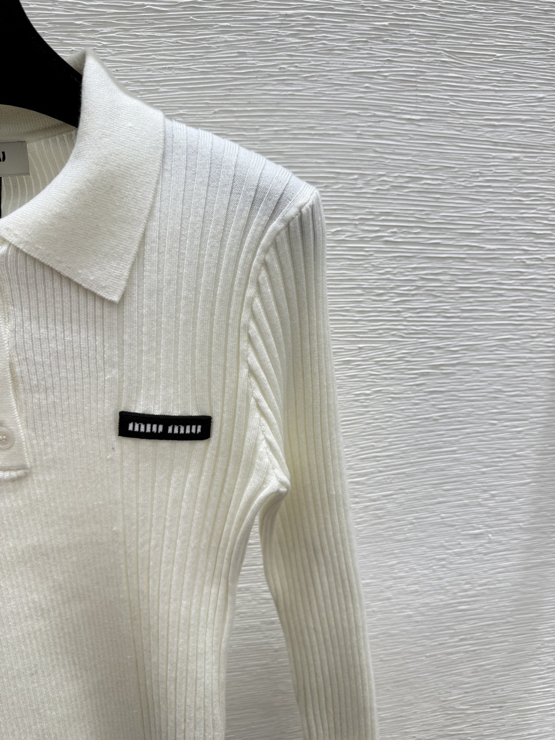 🆕M家🆕 早秋新款 纯色简约翻领针织长袖颜色：白色 宝蓝尺码：36.38.40👉