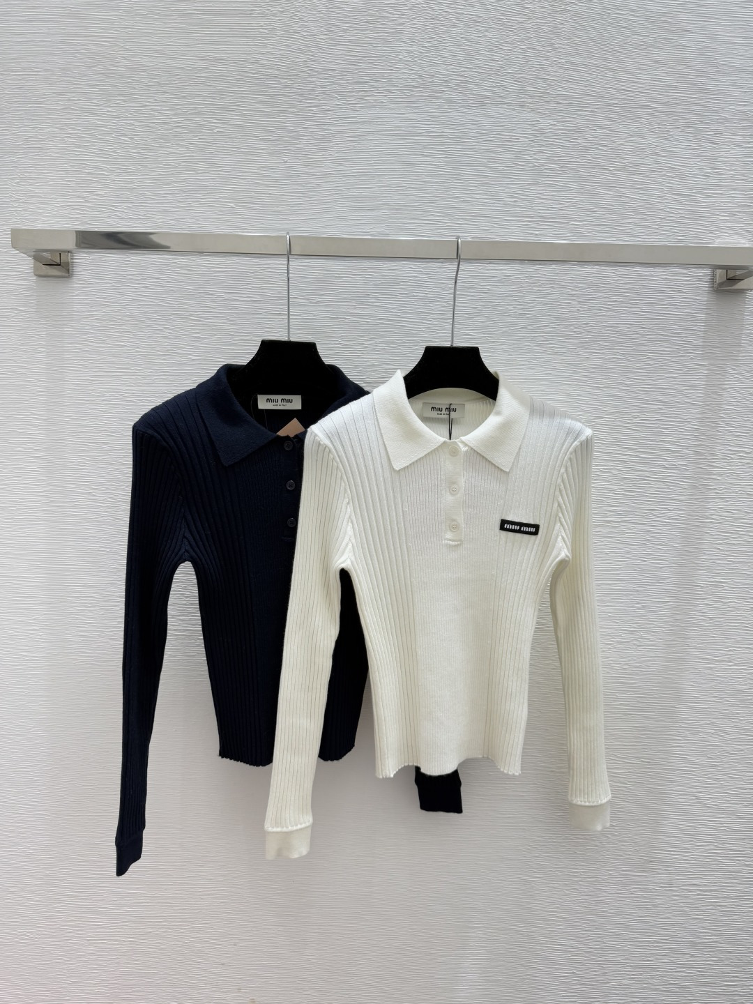 🆕M家🆕 早秋新款 纯色简约翻领针织长袖颜色：白色 宝蓝尺码：36.38.40👉