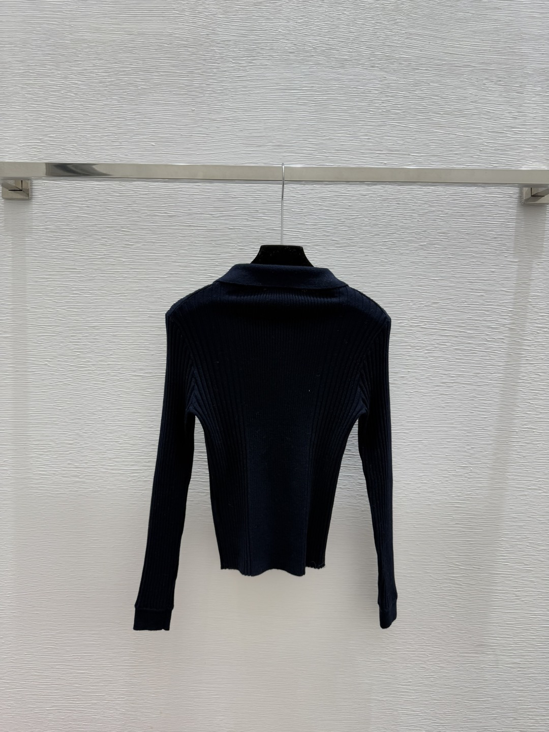 🆕M家🆕 早秋新款 纯色简约翻领针织长袖颜色：白色 宝蓝尺码：36.38.40👉