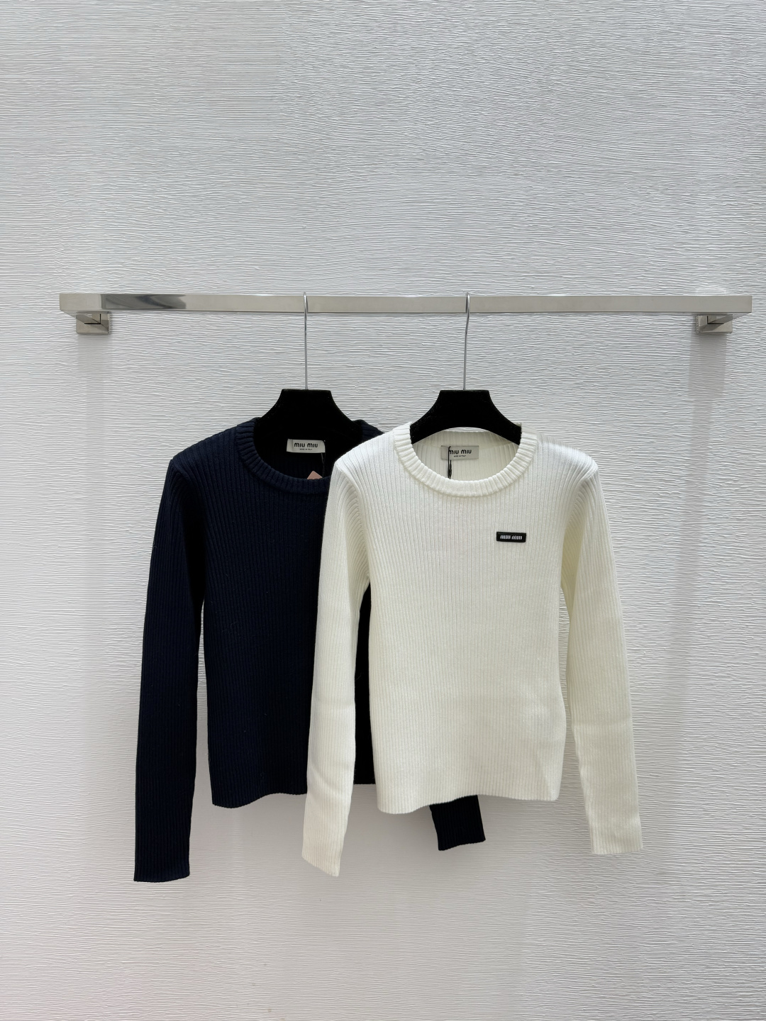 🆕M家🆕 早秋新款 纯色简约圆领针织长袖颜色：白色 宝蓝尺码：36.38.40👉