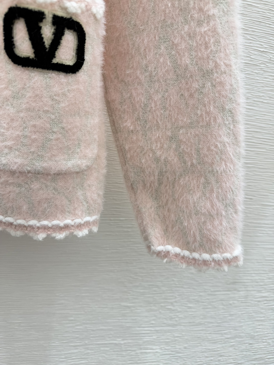 🆕VA家🆕 早秋新款 撞色花边圆领针织长袖开衫颜色：粉色 黑色尺码：36.38.40👉