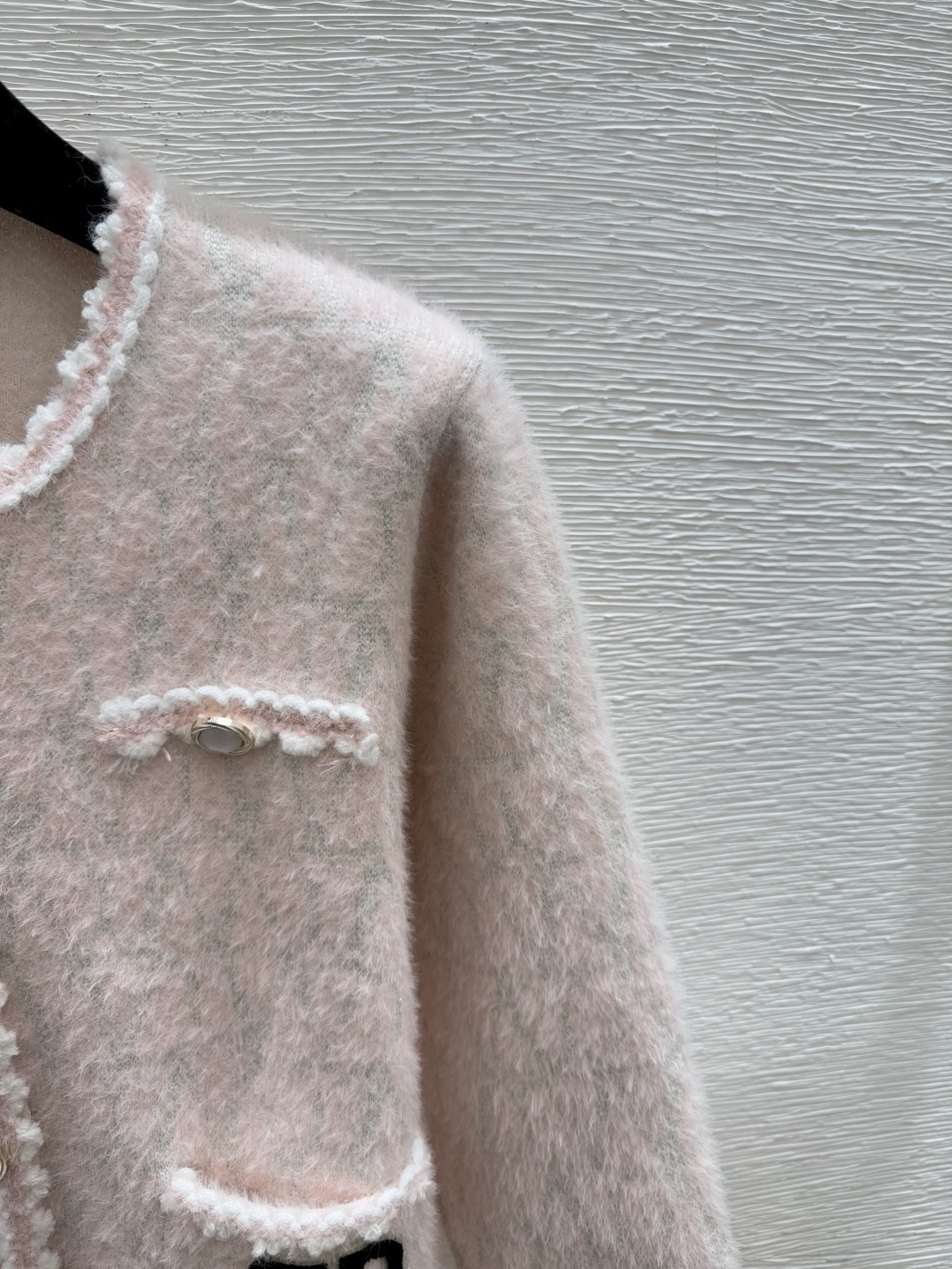 🆕VA家🆕 早秋新款 撞色花边圆领针织长袖开衫颜色：粉色 黑色尺码：36.38.40👉