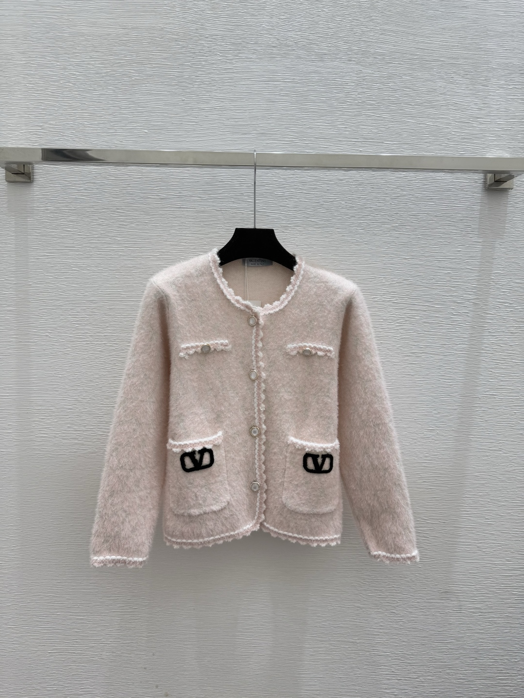 🆕VA家🆕 早秋新款 撞色花边圆领针织长袖开衫颜色：粉色 黑色尺码：36.38.40👉