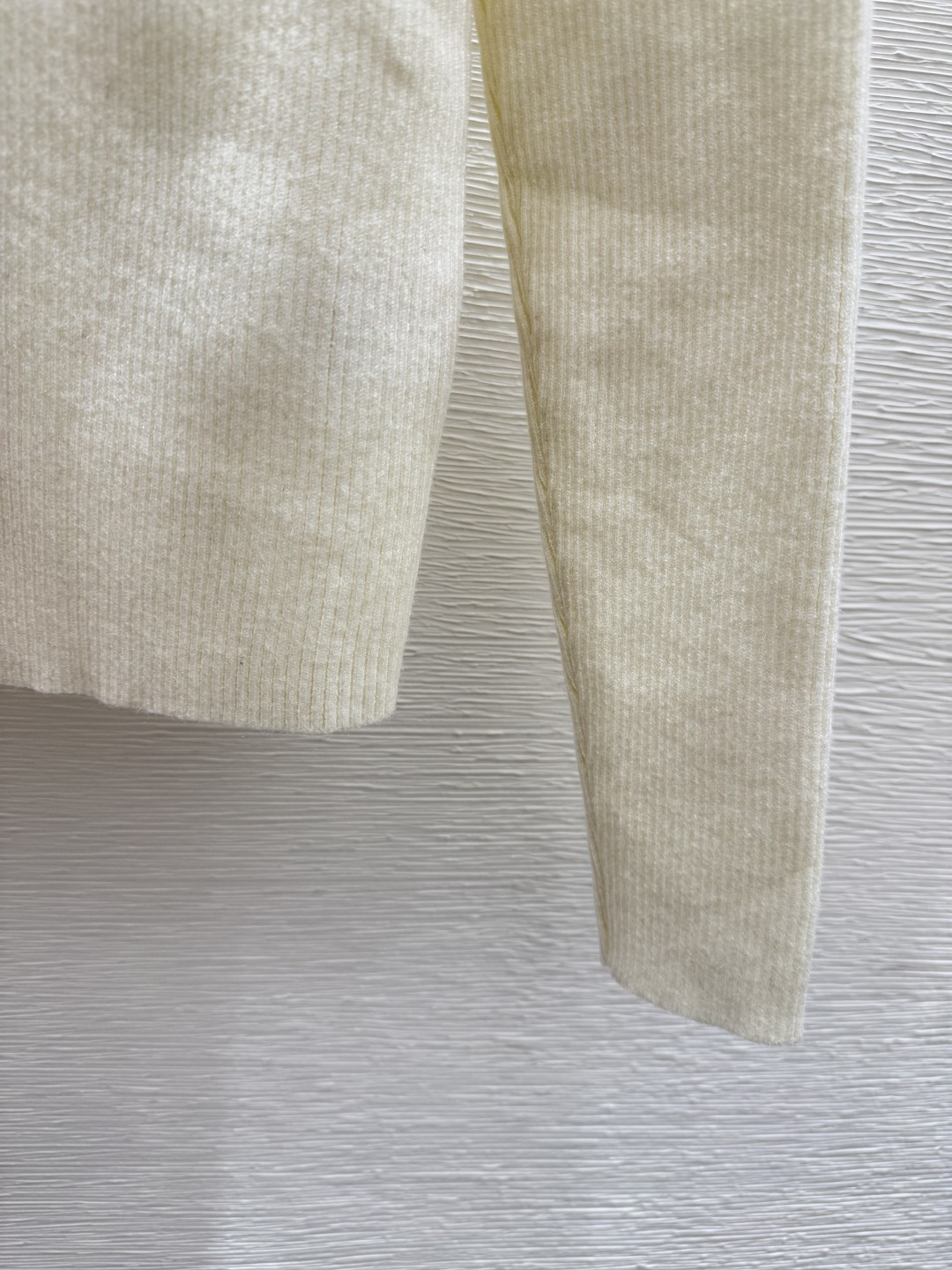 🆕CH家🆕 早秋新款 撞色山茶花V领针织长袖颜色：白色 黑色尺码：36.38.40👉