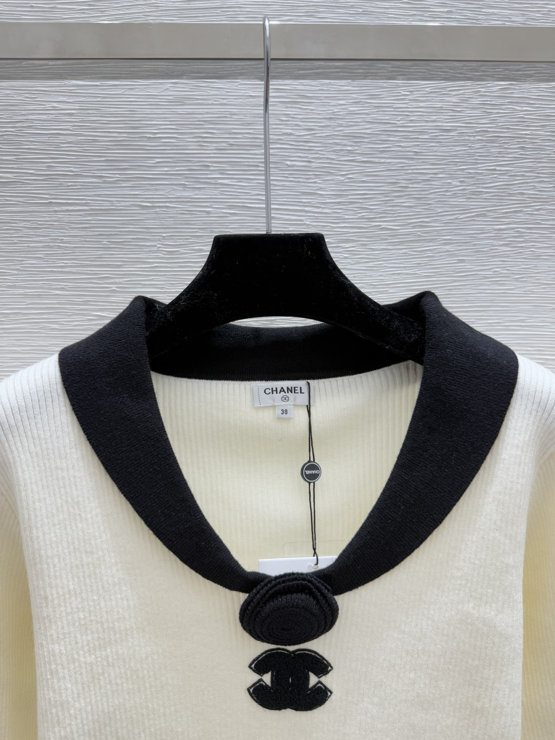 🆕CH家🆕 早秋新款 撞色山茶花V领针织长袖颜色：白色 黑色尺码：36.38.40👉