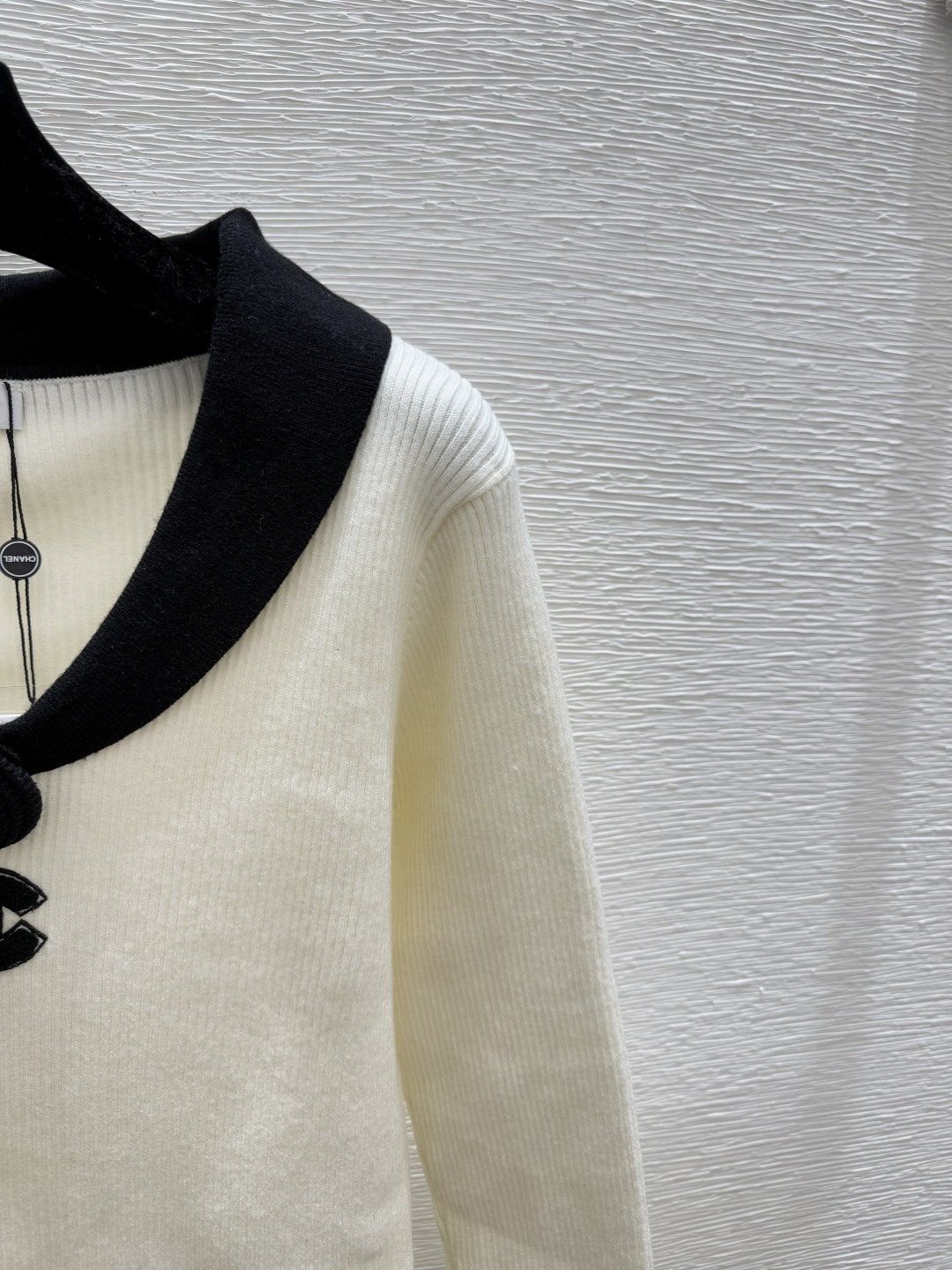 🆕CH家🆕 早秋新款 撞色山茶花V领针织长袖颜色：白色 黑色尺码：36.38.40👉