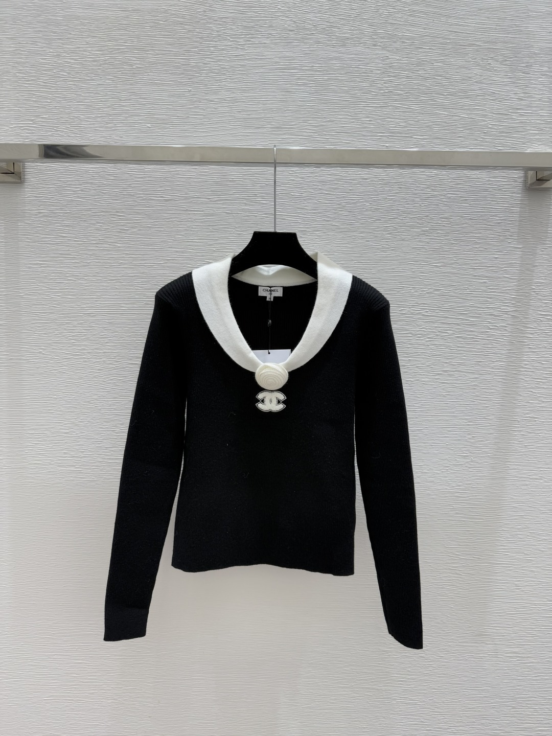🆕CH家🆕 早秋新款 撞色山茶花V领针织长袖颜色：白色 黑色尺码：36.38.40👉