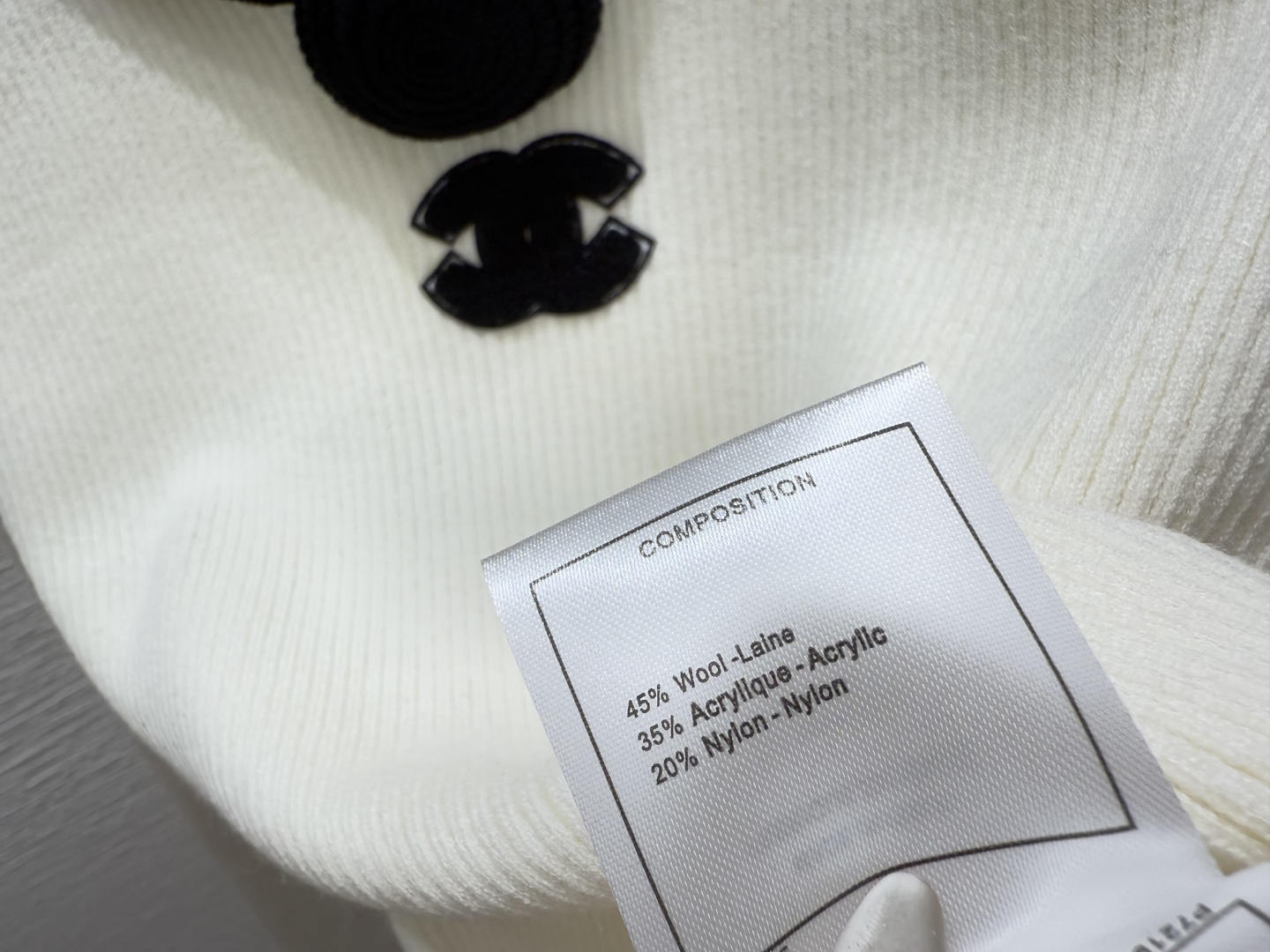 🆕CH家🆕 早秋新款 撞色山茶花V领针织长袖颜色：白色 黑色尺码：36.38.40👉