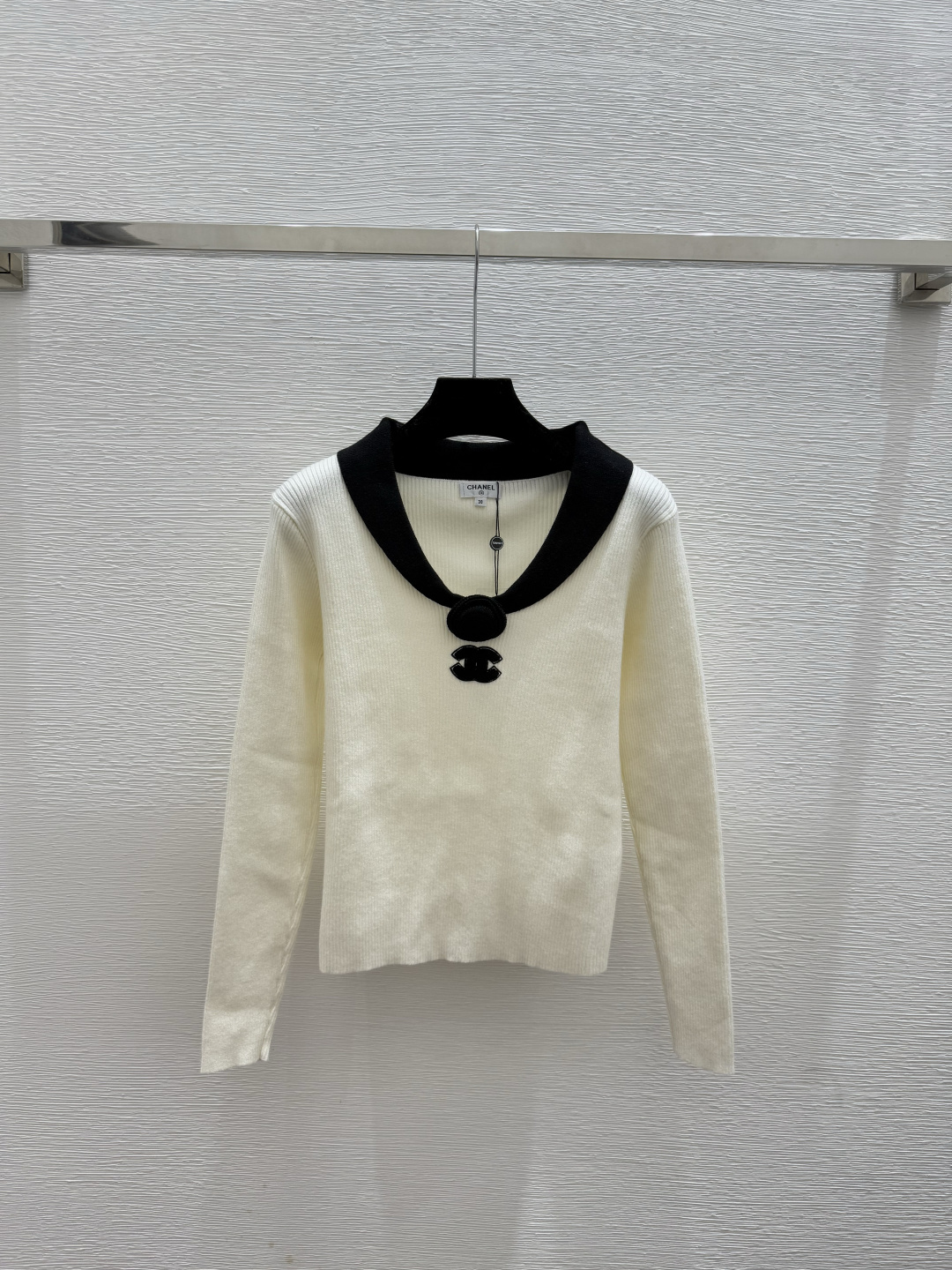 🆕CH家🆕 早秋新款 撞色山茶花V领针织长袖颜色：白色 黑色尺码：36.38.40👉