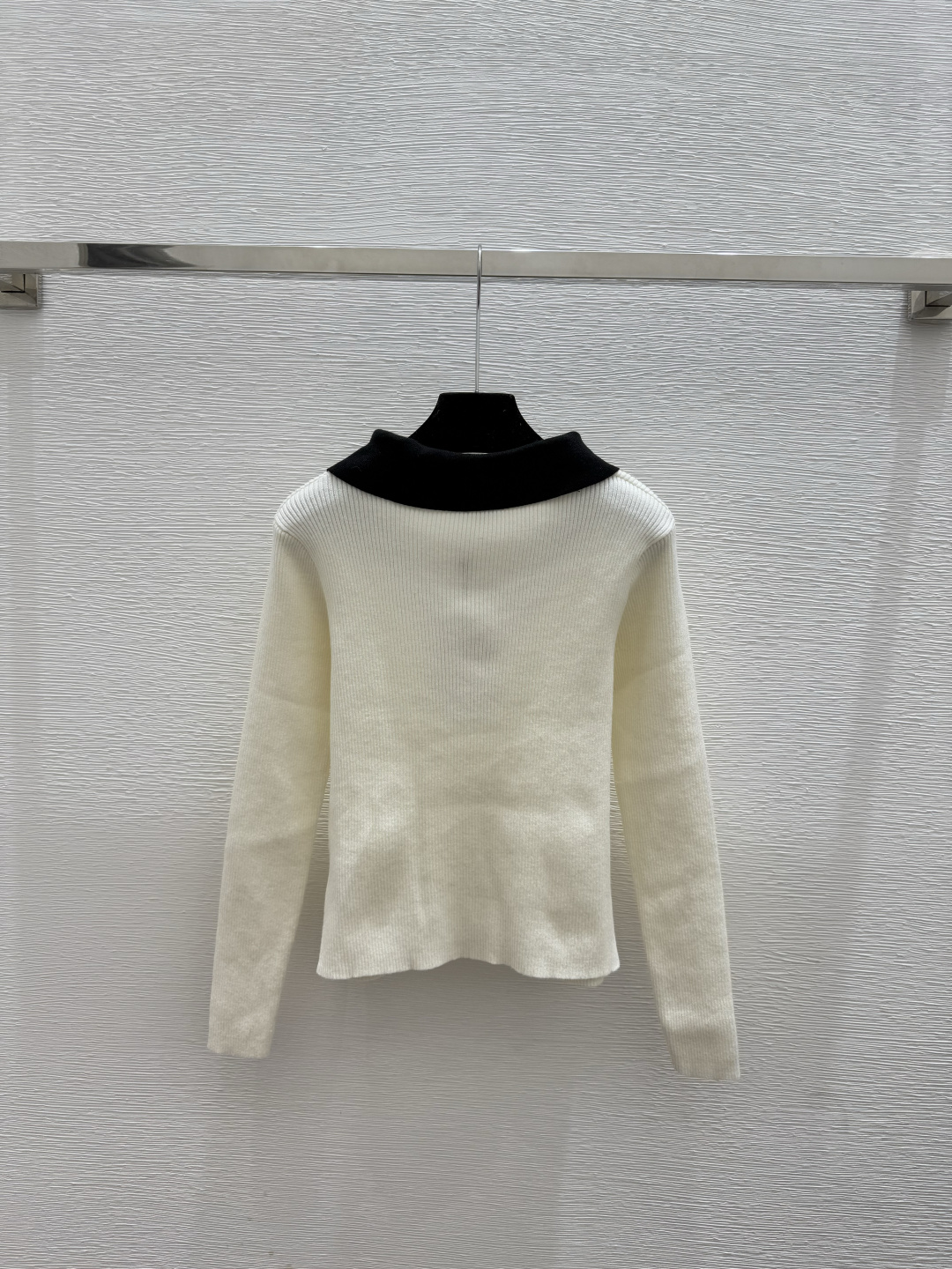 🆕CH家🆕 早秋新款 撞色山茶花V领针织长袖颜色：白色 黑色尺码：36.38.40👉