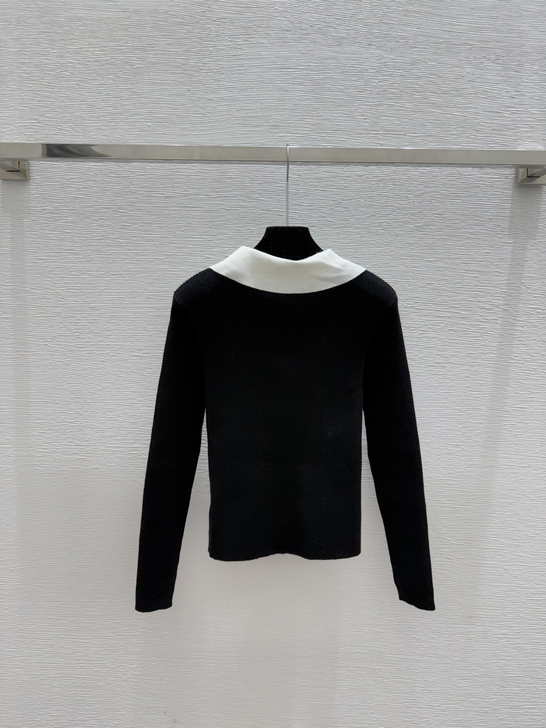 🆕CH家🆕 早秋新款 撞色山茶花V领针织长袖颜色：白色 黑色尺码：36.38.40👉