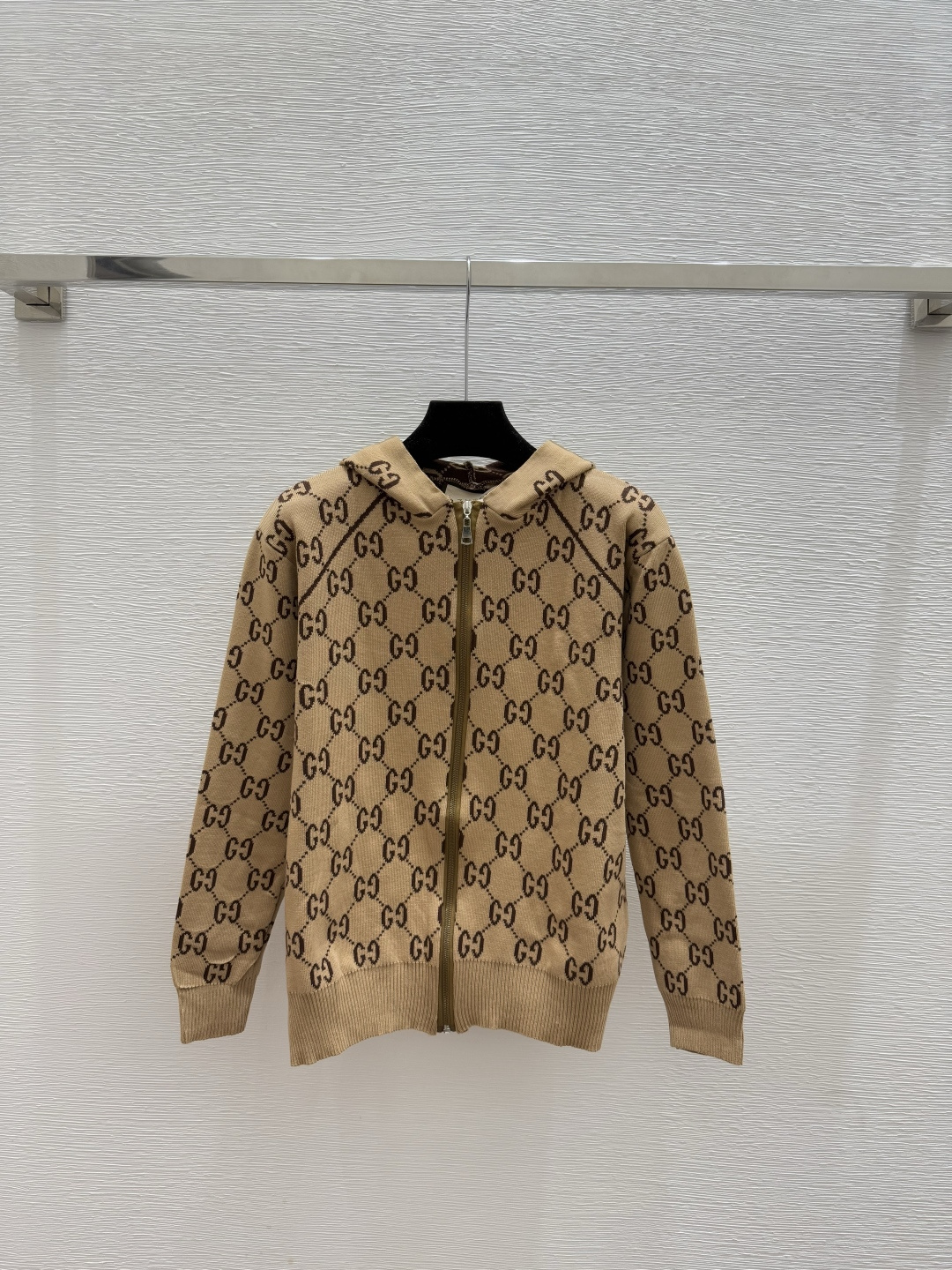 🆕G家🆕 早秋新款 连帽老花字母针织长袖开衫颜色：卡其尺码：36.38.40👉