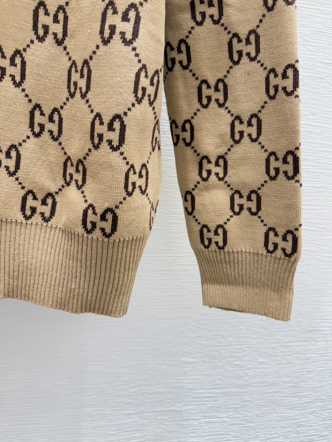 🆕G家🆕 早秋新款 连帽老花字母针织长袖开衫颜色：卡其尺码：36.38.40👉