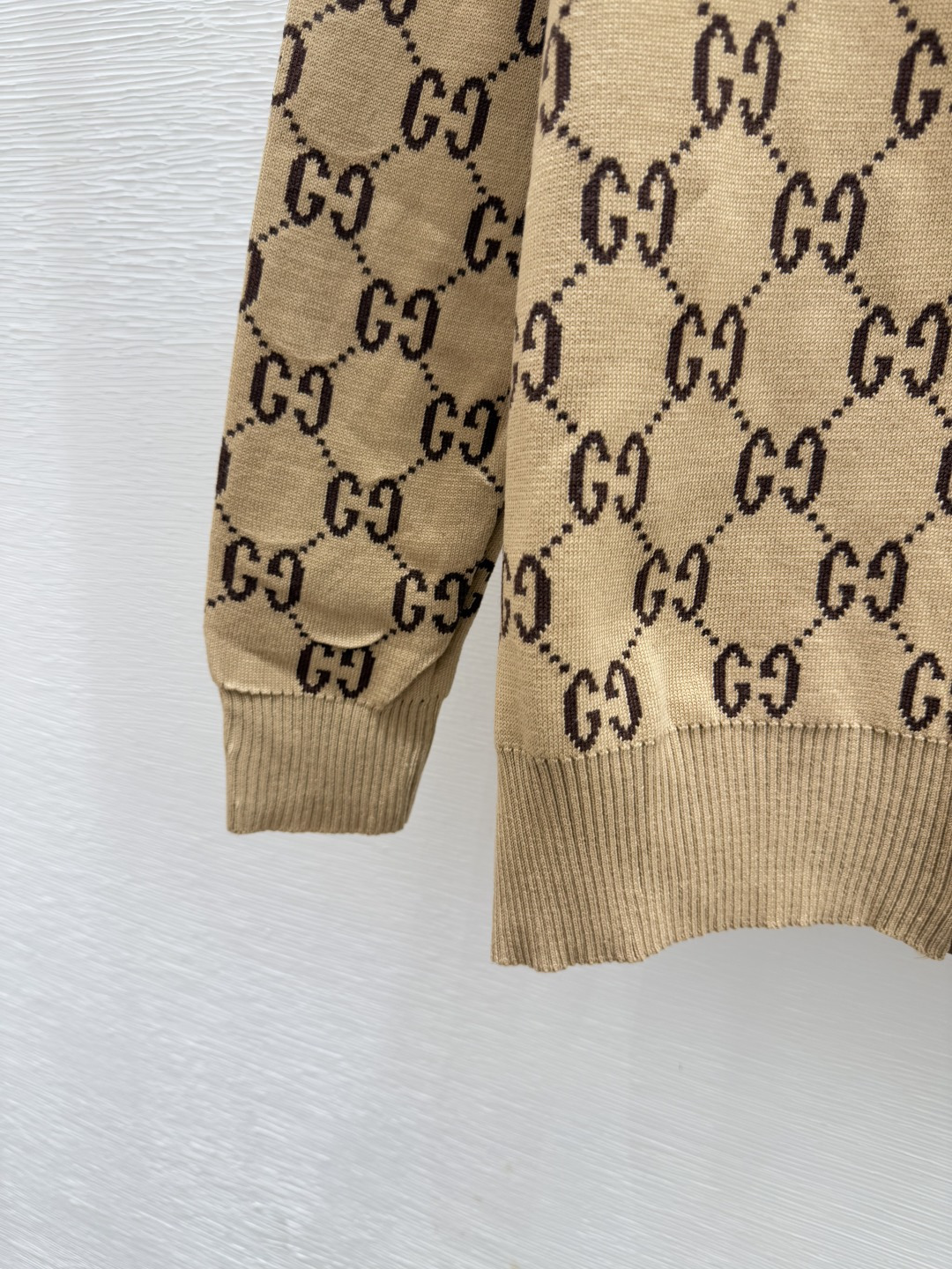 🆕G家🆕 早秋新款 连帽老花字母针织长袖开衫颜色：卡其尺码：36.38.40👉