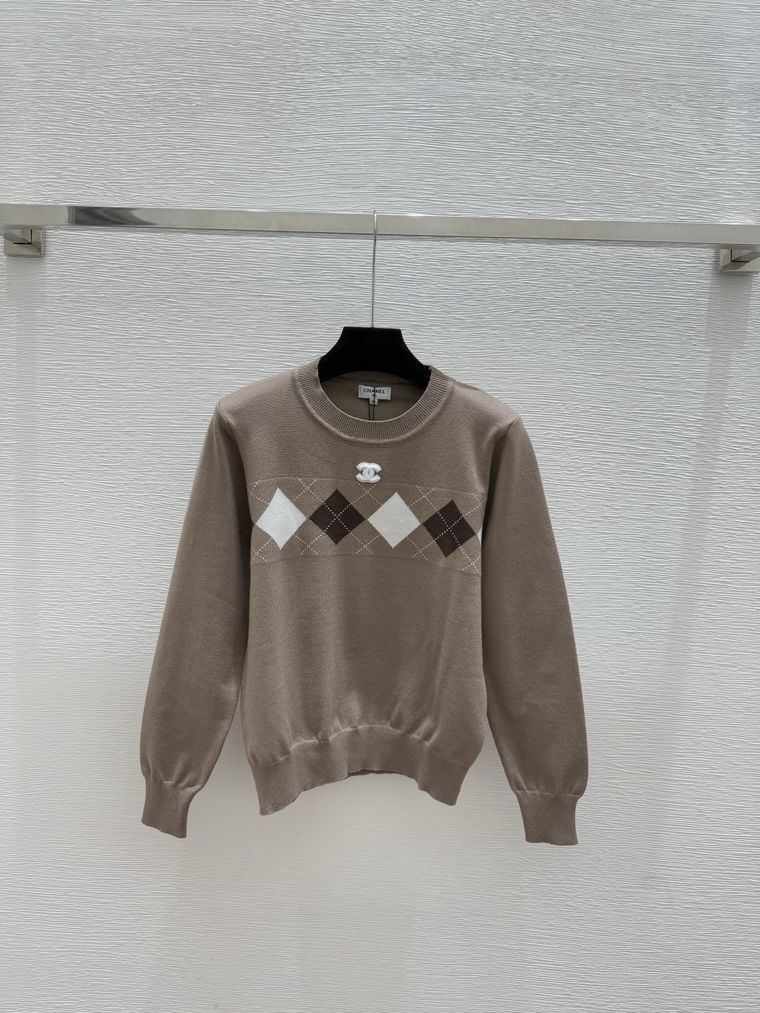 🆕CH家🆕 早秋新款 撞色菱格圆领针织长袖颜色：白色 咖啡尺码：36.38.40👉