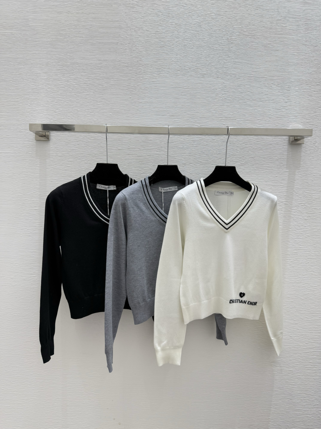 NO:587965,D Home Early Autumn New Style Contrast Color Striped V-neck Knitted Long Sleeves Color White Gray Black Size 36.38.40, dior, alexander wang19860909D家 早秋新款 撞色条纹V领针织长袖 颜色白色 灰色 黑色 尺码36.38.40,,dior,alexander wang,Women's clothing