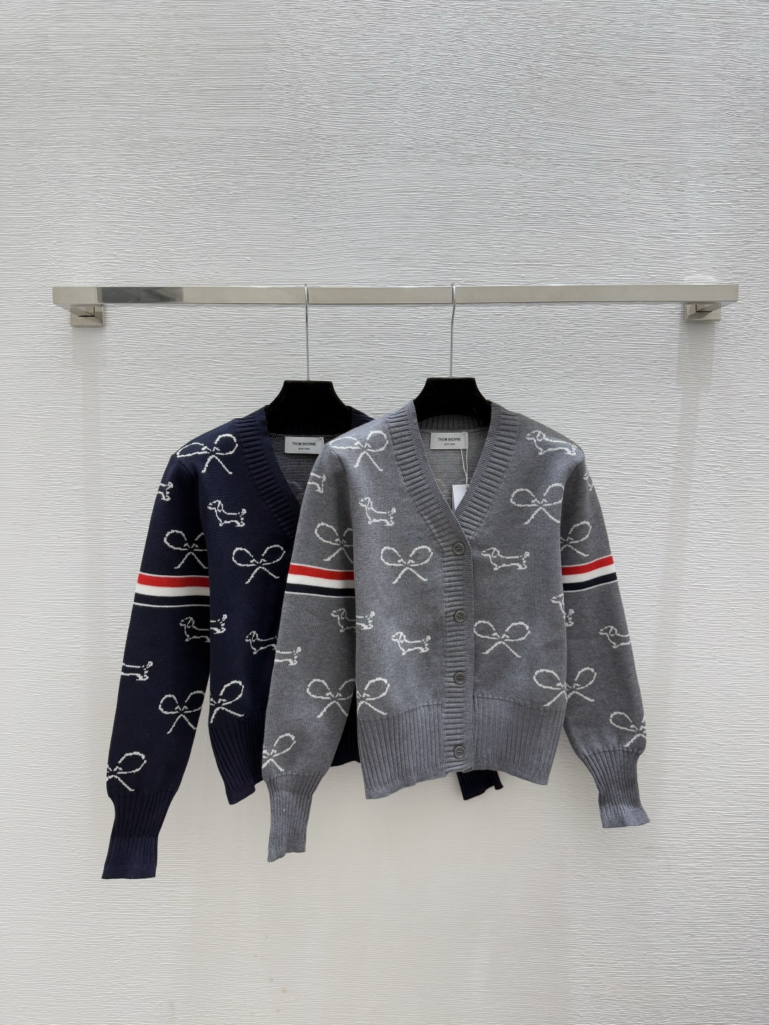 NO:587959,TB Home Early Autumn New Style Contrast Color Bow Jacquard V-neck Knitted Long-Sleeved Cardigan Color Gray Royal Blue Size 36.38.40,,alexander wang19860909TB家 早秋新款 撞色蝴蝶结提花V领针织长袖开衫 颜色灰色 宝蓝 尺码36.38.40,,alexander wang,Women's clothing