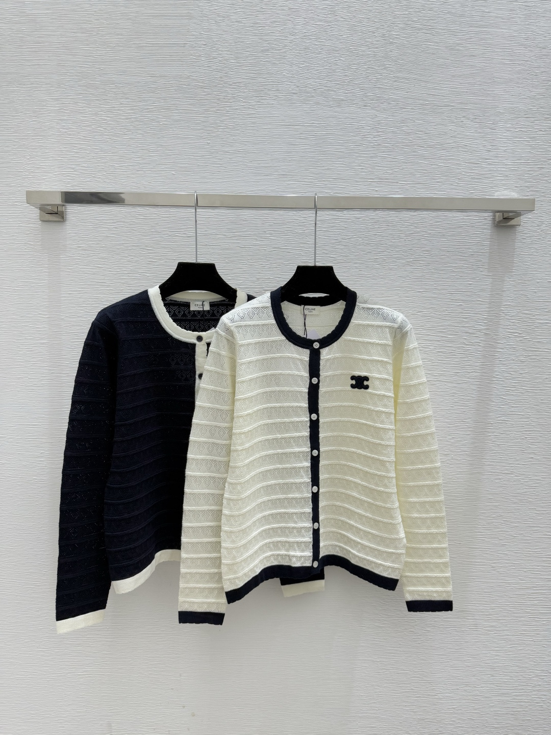 NO:587952,CE Home Early Autumn New Style Contrast Color Round Neck Knitted Long-Sleeved Cardigan Color White Royal Blue Size 36.38.40,,alexander wang19860909CE家 早秋新款 撞色圆领针织长袖开衫 颜色白色 宝蓝 尺码36.38.40,,alexander wang,Women's clothing