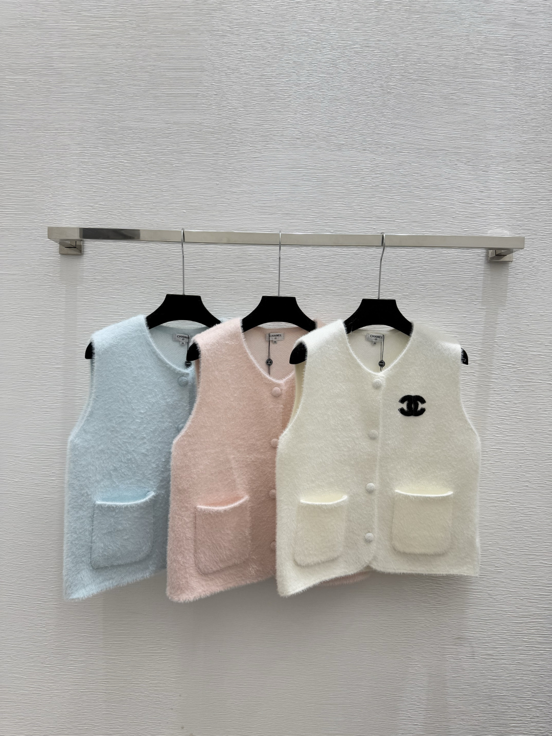 NO:587944,CH Home Summer New Solid Color Simple Round Neck Knitted Vest Cardigan Color White Pink Blue Size 36.38.40,,alexander wang19860909CH家 夏季新款纯色简约圆领针织背心开衫 颜色白色 粉色 蓝色 尺码36.38.40,,alexander wang,Women's clothing