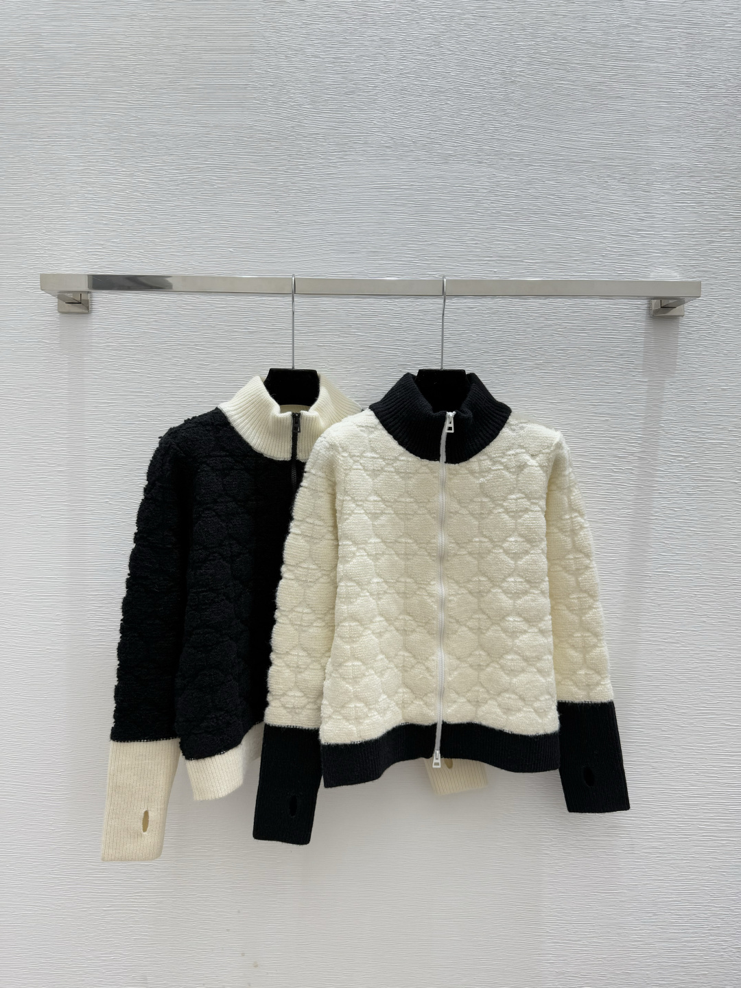 NO:587937,D Home Early Autumn New Style Contrast Color Back Letter Jacquard High Neck Knitted Long Sleeve Cardigan Color White Black Size 36.38.40, dior, alexander wang19860909D家 早秋新款 撞色背后字母提花高领针织长袖开衫 颜色白色 黑色 尺码36.38.40,,dior,alexander wang,Women's clothing