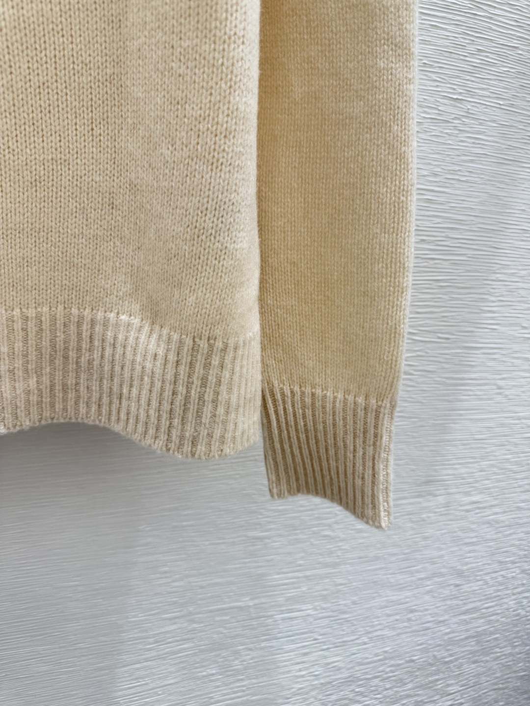 🆕LP家🆕 早秋新款 撞色菱格翻领针织长袖颜色：杏色 灰色 红色尺码：36.38.40👉