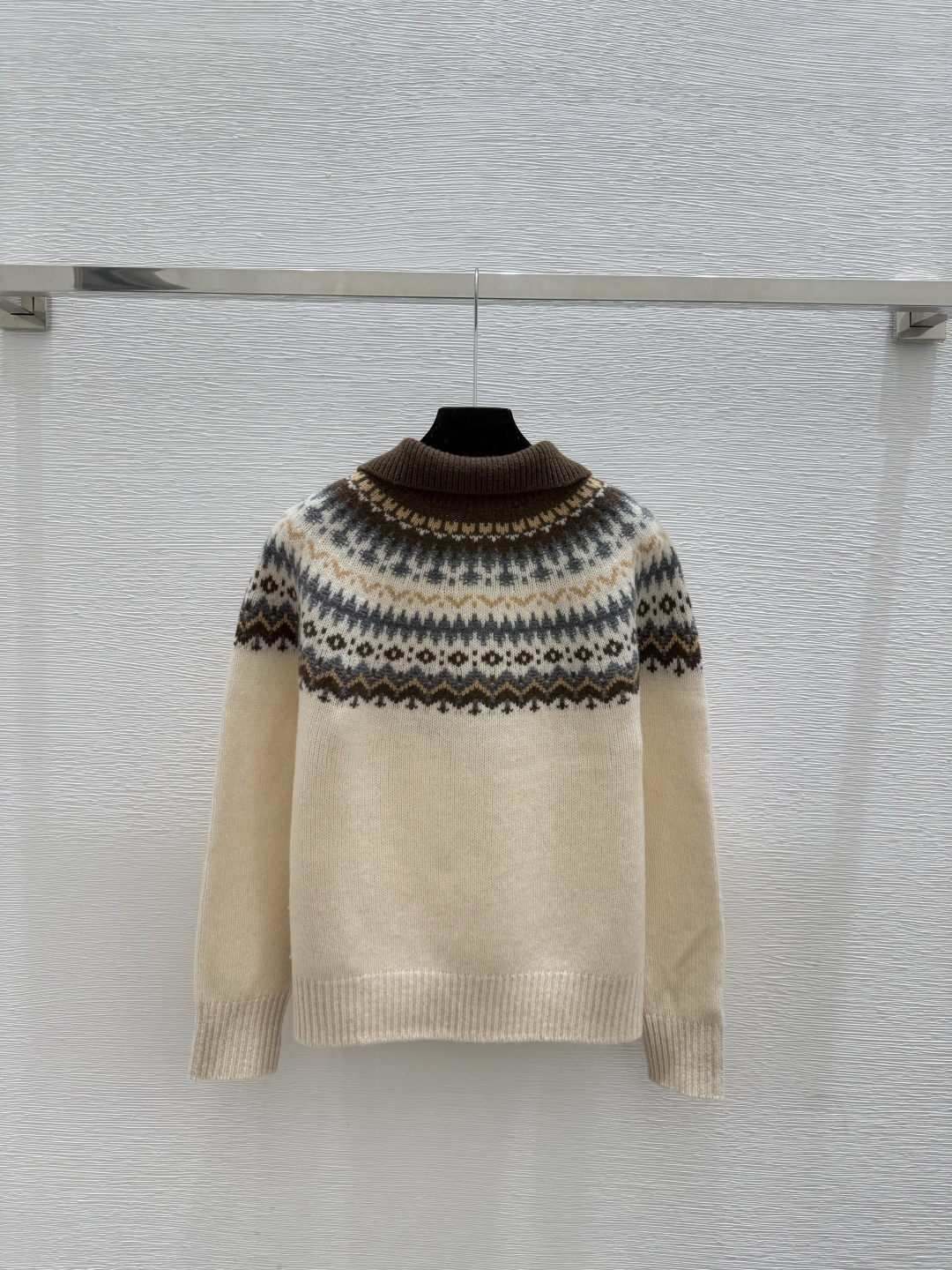 🆕LP家🆕 早秋新款 撞色菱格翻领针织长袖颜色：杏色 灰色 红色尺码：36.38.40👉