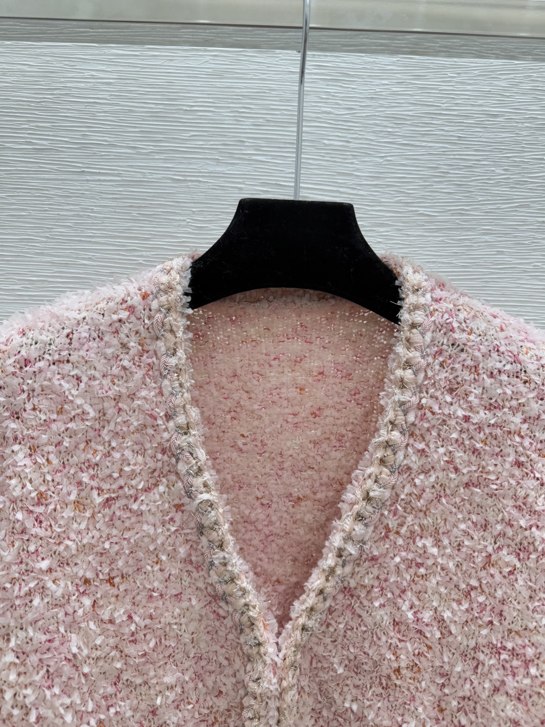 🆕CH家🆕 早秋新款 纯色提花V领针织长袖开衫颜色：粉色尺码：36.38.40👉